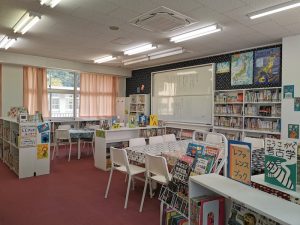 引野小学校図書館改装後_03